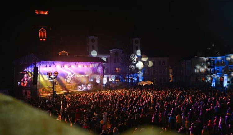 Hradec na Nový rok nabídne multimediální show, zdarma čočkovou polévku i film