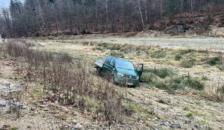 Zloděje na dně vypuštěné přehrady v Liberci zlákal vůz stavbařů, krádež ale zpackali