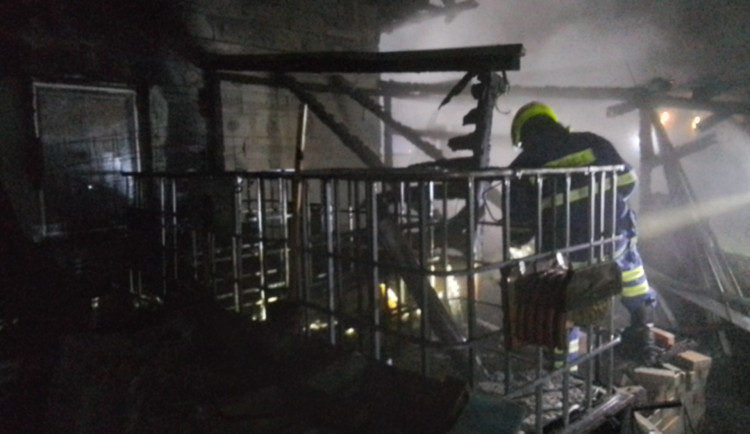 Ve Vladislavi v noci hořela udírna, pergola a střecha rodinného domu