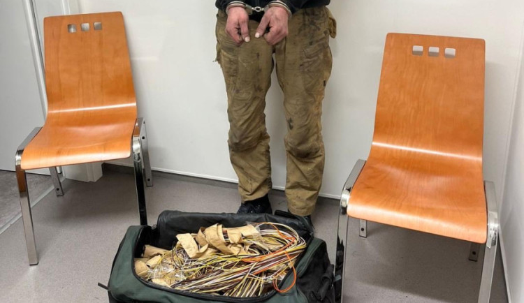 Zloděj ukradl kabely z hlavního nádraží v Praze, vlaky nabraly vysoká zpoždění