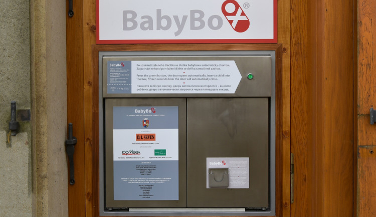 Do babyboxu v Libni odložili holčičku v růžové kombinéze, dostala jméno Daniela