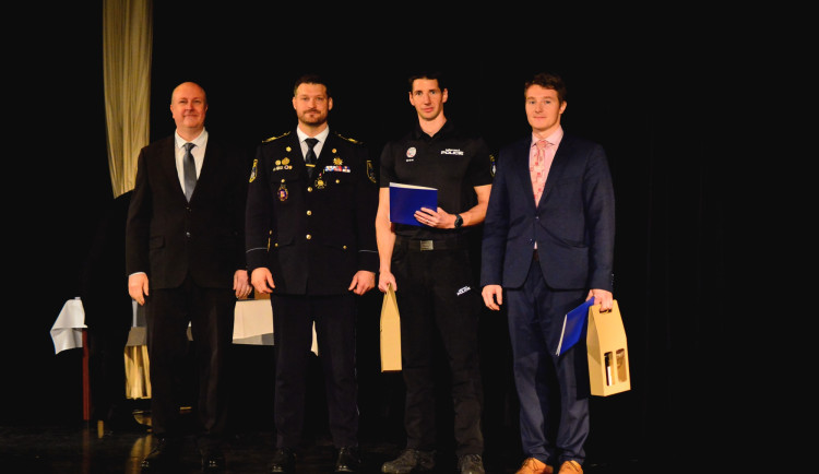 Skočili do ledové Otavy a zachránili muže. Za hrdinský čin dostali strážníci medaili