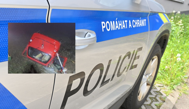 Jednaosmdesátiletý řidič skončil u Telče s autem na střeše, musel do nemocnice