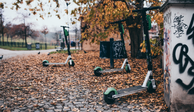 Firmy chtějí zákaz koloběžek v Praze dodržovat. Bolt je odstranil, Lime se chystá