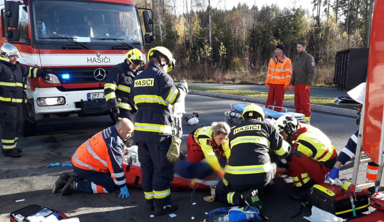Zdrogovaný a opilý muž havaroval s ukradeným autobusem, při nehodě se zranil
