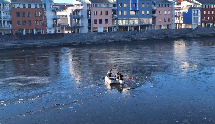 Pátrání skončilo tragicky. Tělo pohřešovaného muže našli potápěči Otavě