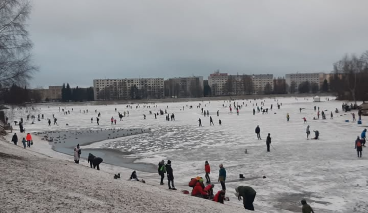 Zamrzlá jablonecká přehrada plná lidí a bruslařů. Je to obrovský risk, varuje Povodí Labe
