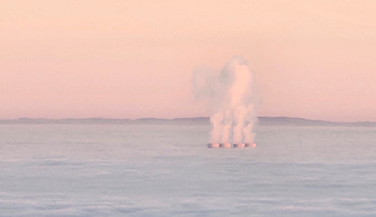 Jihočeský Titanic potopen. Temelín při východu slunce zmizel v moři mraků