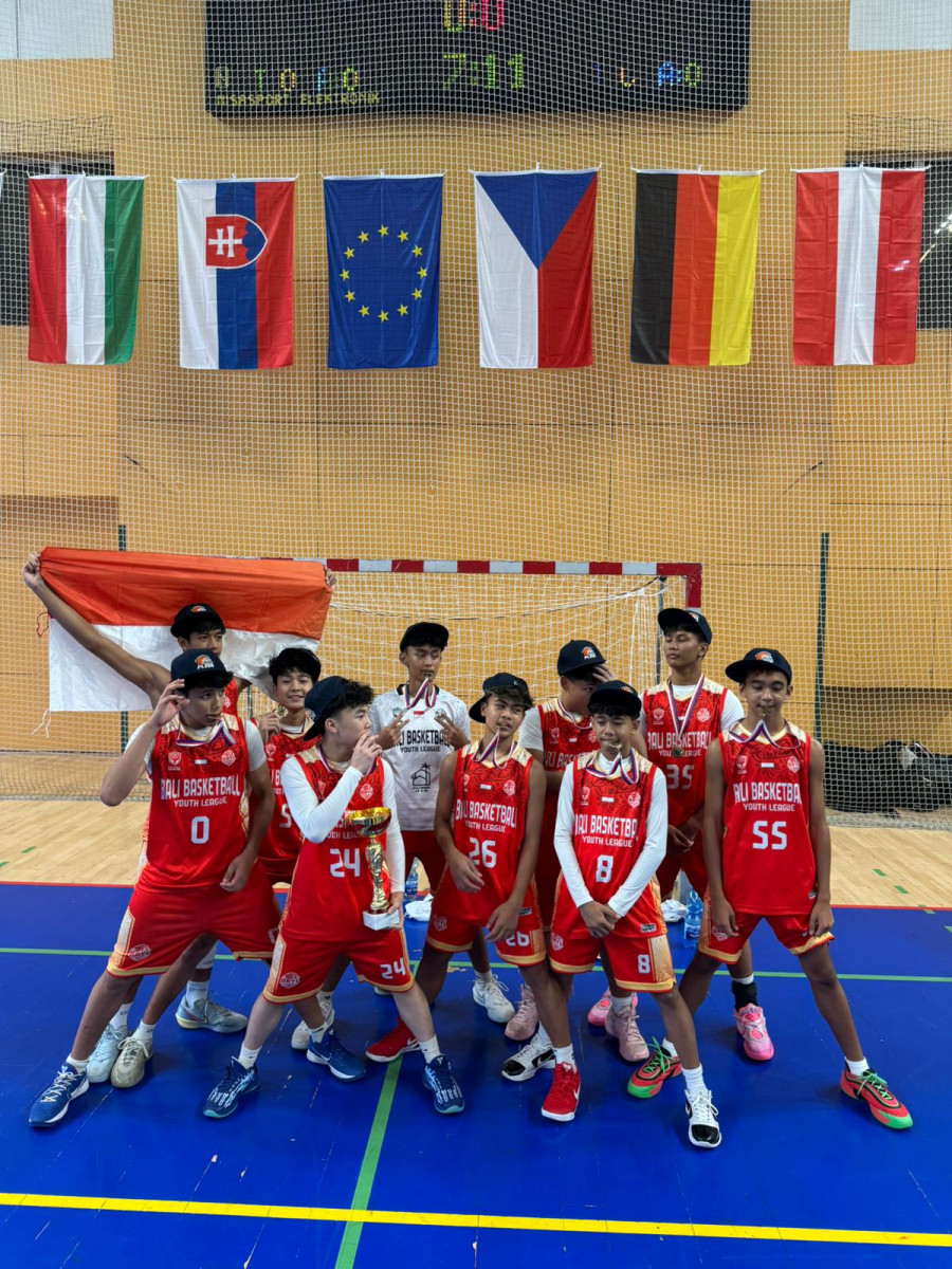 Z tropického Bali rovnou do mrazu. Mladí basketbalisté u nás poprvé viděli sníh