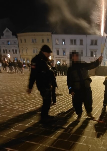 I přes zákaz to v ulicích bouchalo jako u Bachmutu. Strážníci řešili 169 událostí