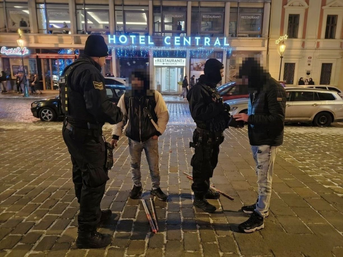 I přes zákaz to v ulicích bouchalo jako u Bachmutu. Strážníci řešili 169 událostí