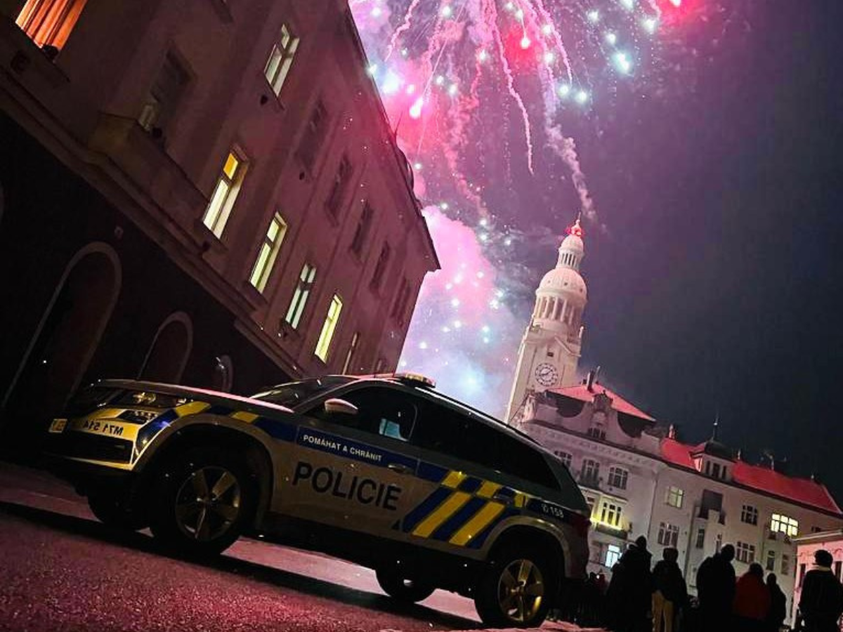 Policie během silvestrovské noci řešila hlavně zakázanou pyrotechniku. I přesto patřila noc ke klidnějším