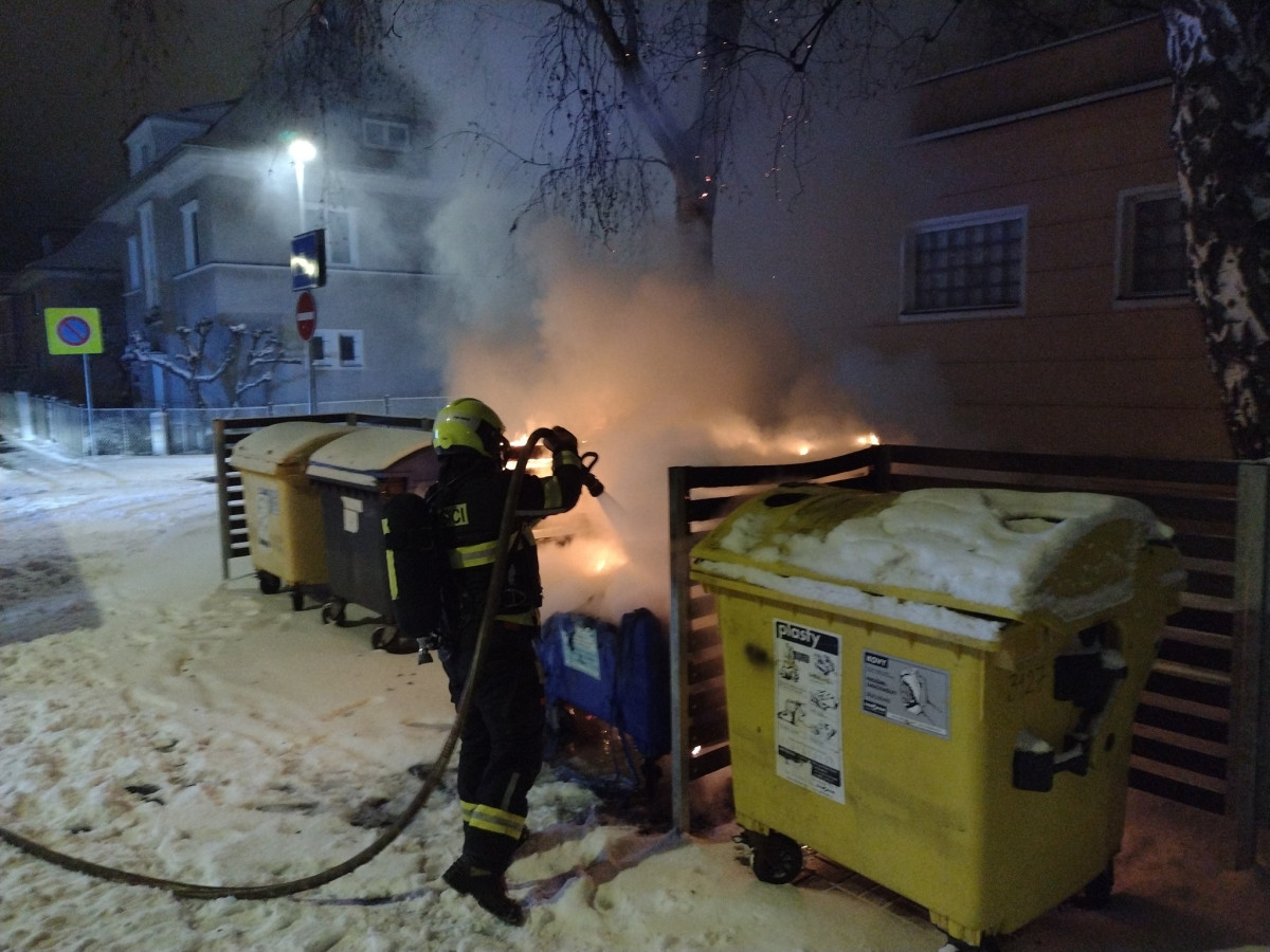 Silvestrovská noc zaměstnala hasiče. V Karlovarském kraji řešili desítky událostí