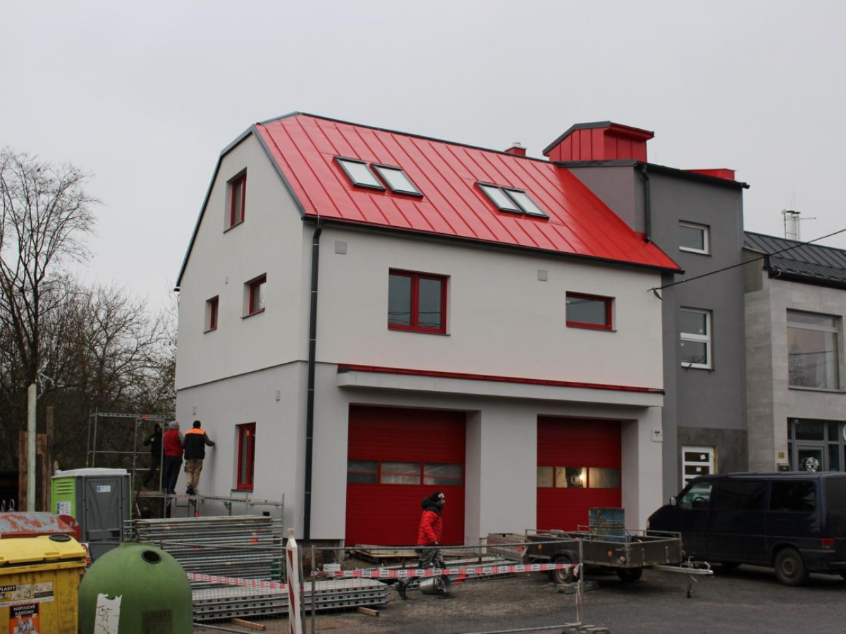 I přes mrazivé dny se ve Dvoře Králové pokračuje s rekonstrukcí hasičárny ve Verdeku