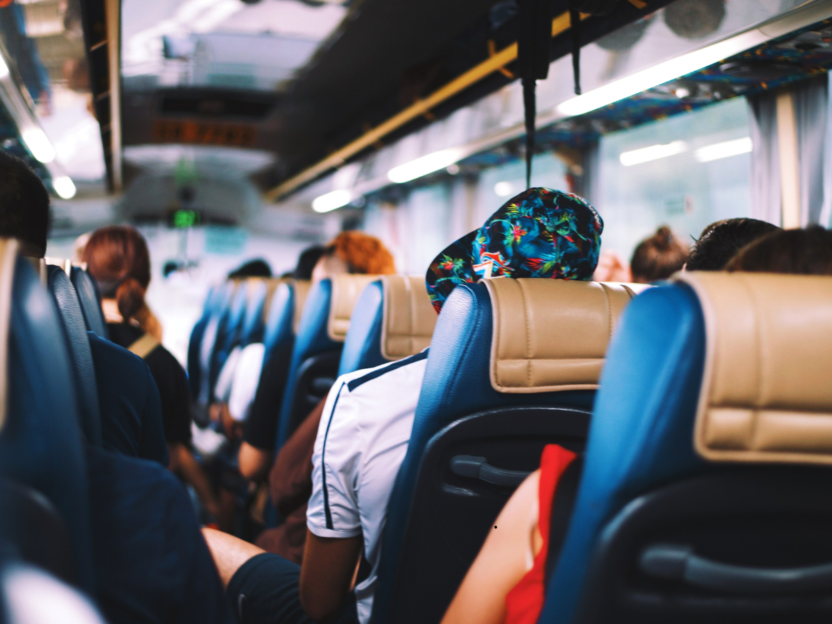 Nová autobusová linka přímo spojuje obě strany republiky. Vede přes Hradec Králové