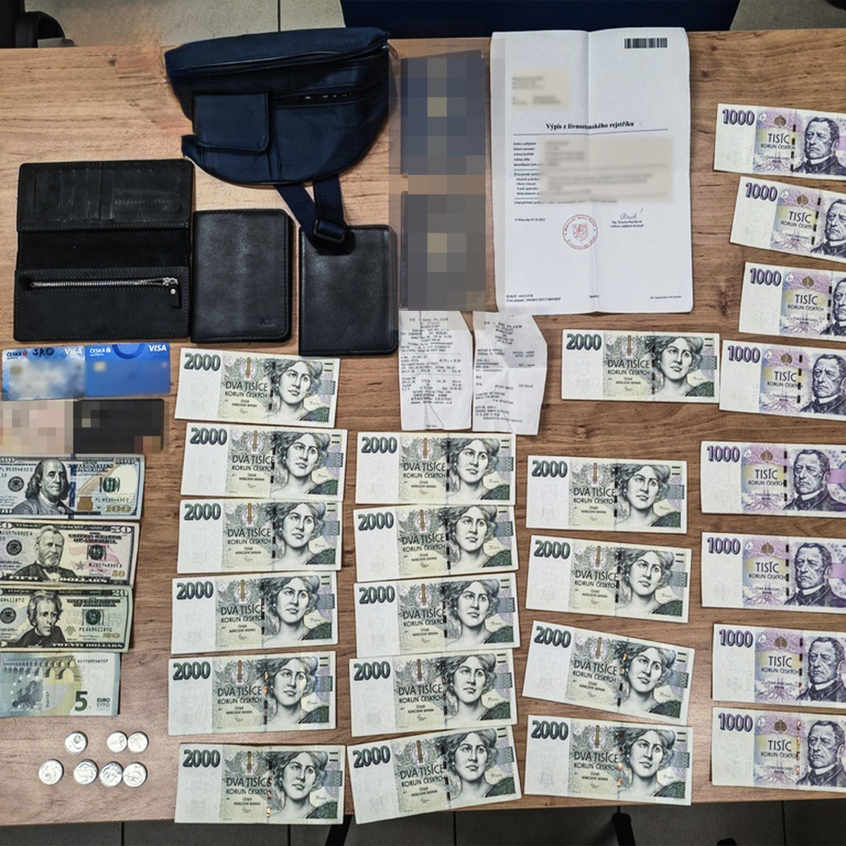 U pokladen zůstala ležet modrá ledvinka. Ukrývala obnos, jehož výše šokovala