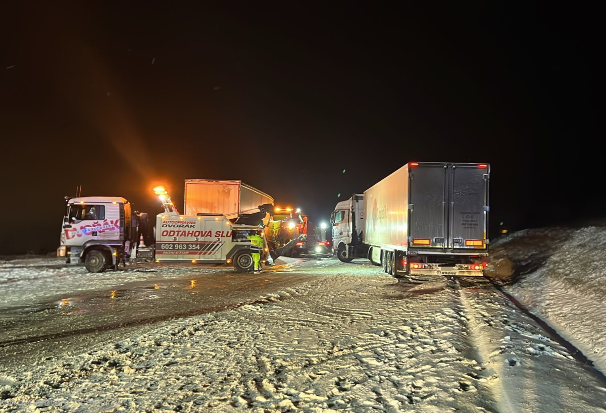 Pěstní souboje a opilí mladiství. Silvestrovská noc si vyžádala desítky zásahů