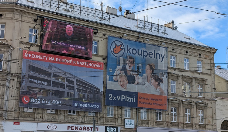 Plzeň omezuje reklamní smog. Zmizí obří plachty i zářivé obrazovky