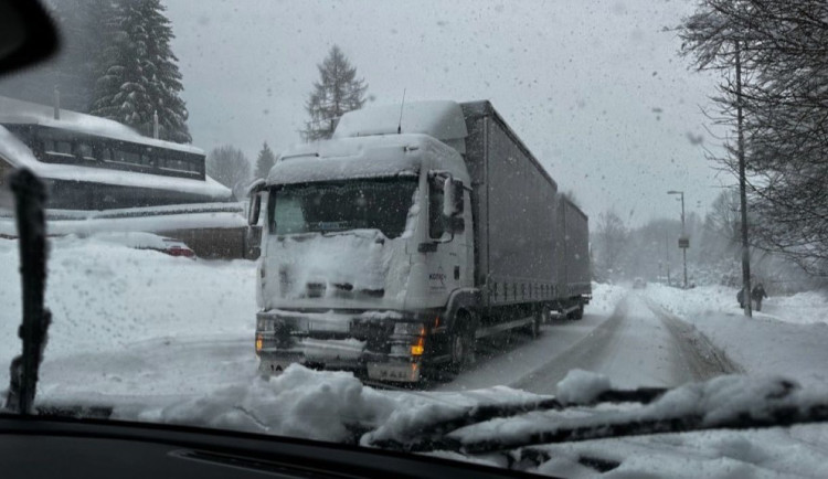 Silnice na západě Čech zasypává sníh. Meteorologové varují, že se situace mnohem zhorší