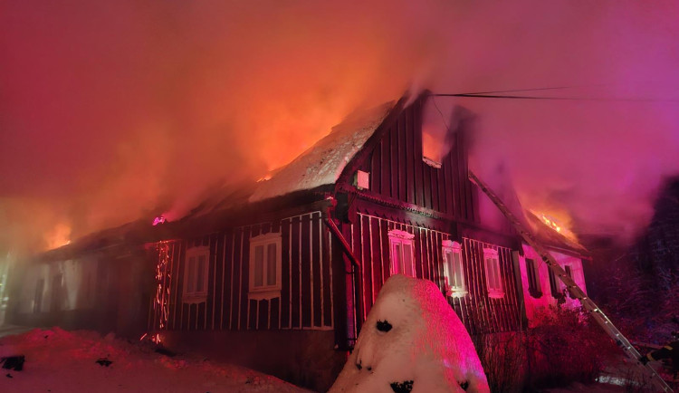 Senior se v hořící roubence v Jablonci dusil kouřem, vytáhli ho pohotoví sousedé