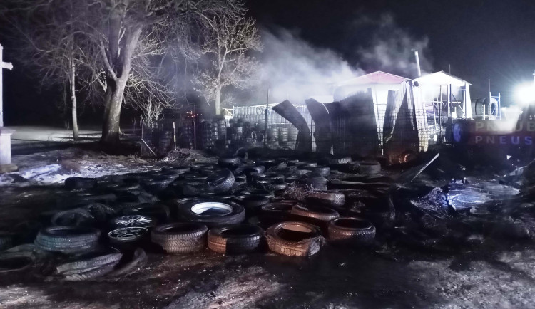 VIDEO: Na Jihlavsku hořel pneuservis. Plameny způsobily škodu 1,5 milionu korun