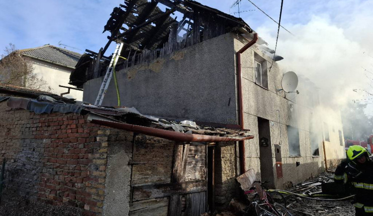 Tragédie na Prostějovsku: z hořícího domu vynesli člověka, podlehl těžkým zraněním