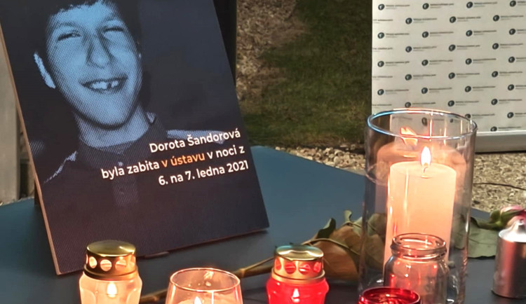 Noc důstojnosti se nesla v jasném poselství. Ano komunitním službám, ne ústavům