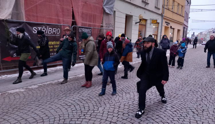 VIDEO: Jihlavou prošel průvod švihlé chůze. Připojit se mohl kdokoli