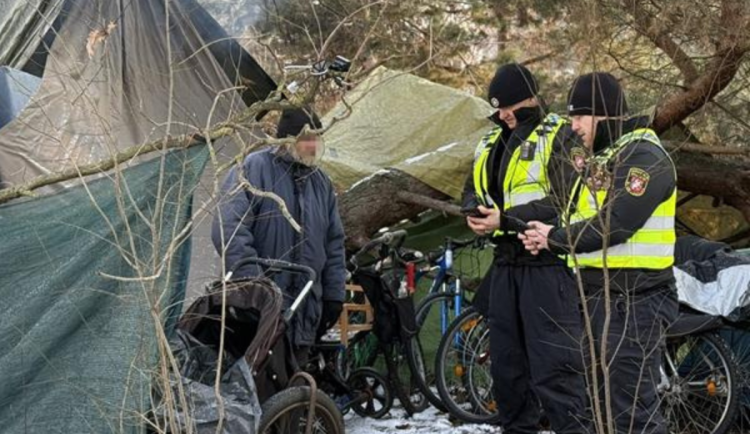 Strážníci kontrolují lidi bez domova. Řada z nich v mrazech odmítá využít noclehárny
