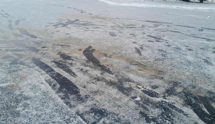FOTO: Písek na ledě vyvolal v Třešti bouři. Akademie věd po kritice couvla