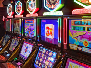 Hazard je v Plzni od ledna zakázaný vyhláškou. Některá kasina přesto dál fungují