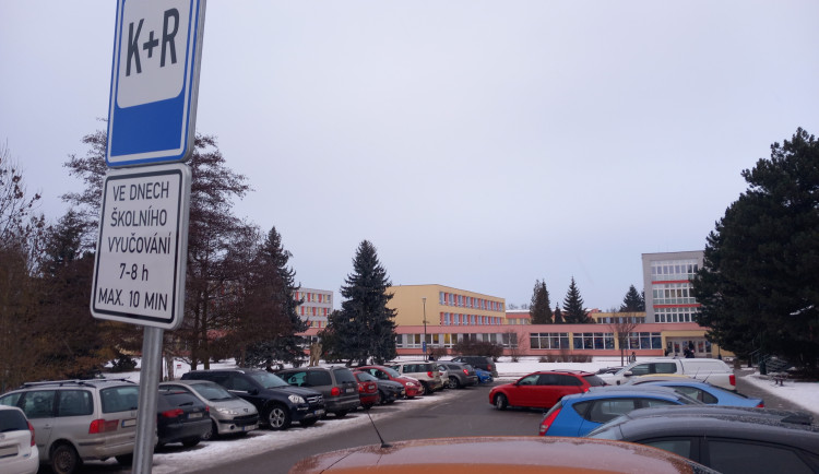Parkování v Jihlavě XXV: Řidiči u škol na Březinkách se seznamují s režimem K+R