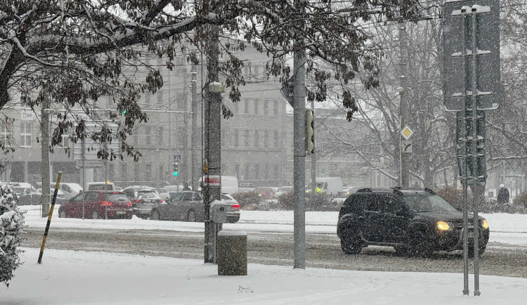 Husté sněžení komplikuje dopravu po celém kraji, policisté řeší přes 20 nehod