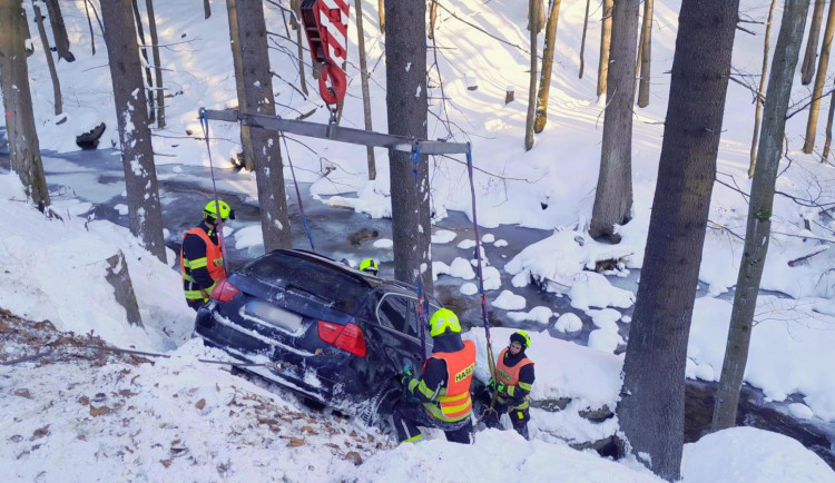 Auto sjelo na Semilsku ze silnice do čtyřmetrového srázu. Náraz ztlumila sněhová peřina
