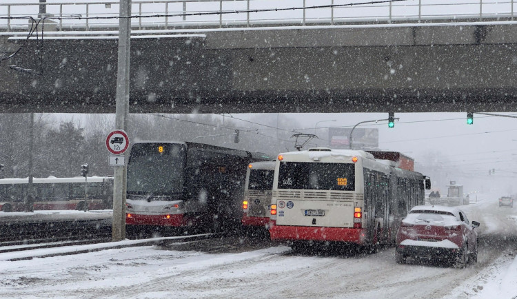Uvízlé kamiony blokují silnice v Praze, došlo k několika hromadným nehodám