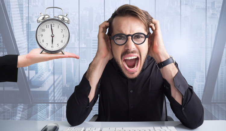 Hazard a deadliny: ako tlak času skresľuje výpočet rizika