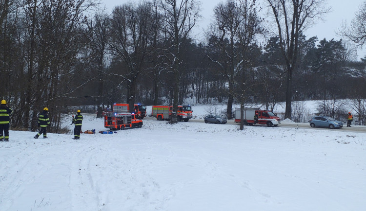 Muž uvízl v nepřístupné jeskyni na Blanensku, hasiči se ho snaží dostat ven