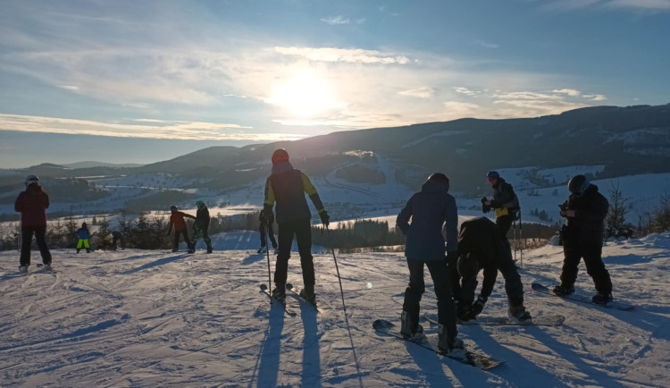 FOTOGALERIE: Do Jeseníků se vrátila pravá ladovská zima, slunce i sněžení. Hory zaplavili lyžaři