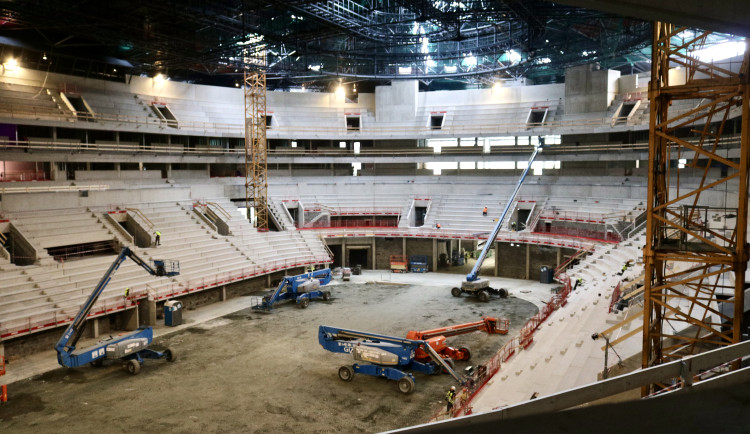 Práce na stavbě T-mobile Areny v Brně se přesunuly převážně dovnitř