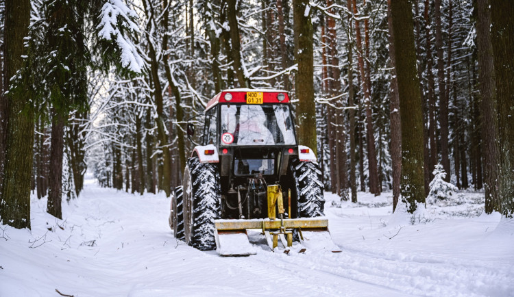 Běžkaři vzali útokem hradecké lesy, stopu tady upravil traktor