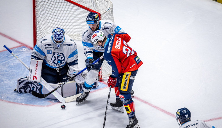Šéf extraligových rozhodčí uznal, že arbitři v duelu Tygrů s Pardubicemi chybovali