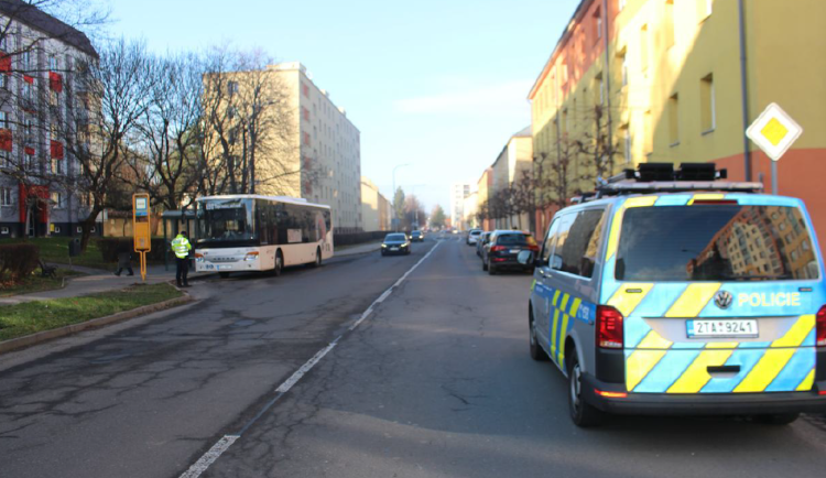 Zraněním cestující skončila jízda linkového autobusu v Kopřivnici