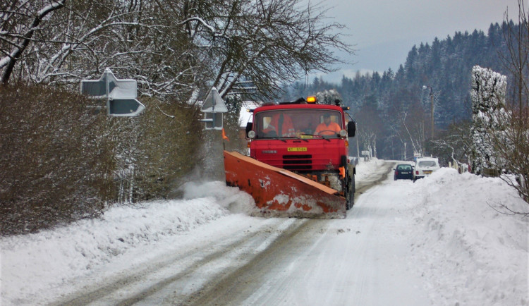 Ledovka se v Plzeňském kraji tvoří jen na Šumavě, kde jsou silnice ošetřené drtí