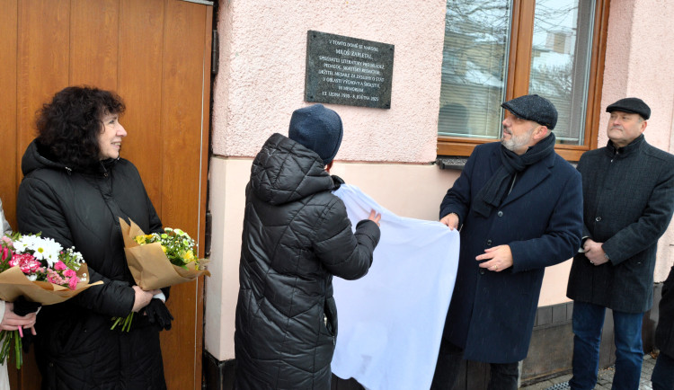 Legendě českého skautingu Miloši Zapletalovi odhalili na rodném domě pamětní desku