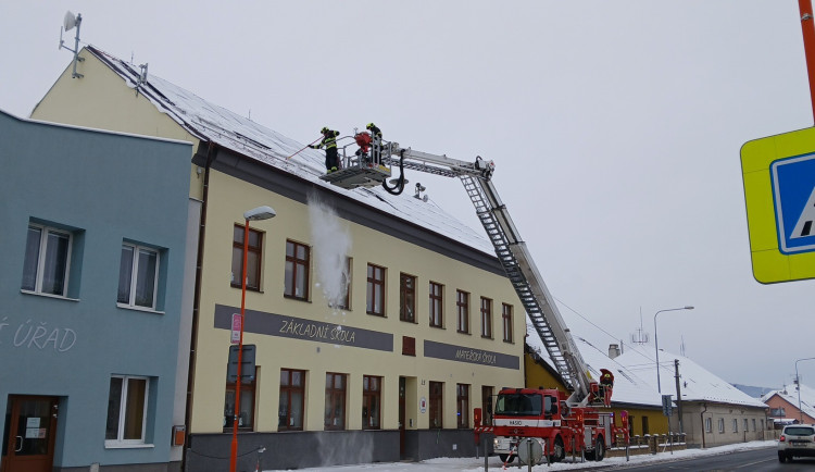 Padající sníh ze střech ohrožuje chodce. Hasiči připomínají, kdo nese odpovědnost