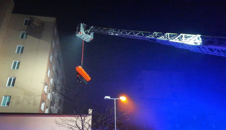 Žena se zřítila z domu na střechu kotelny. Těžce zraněnou snesli hasiči na podvěsu