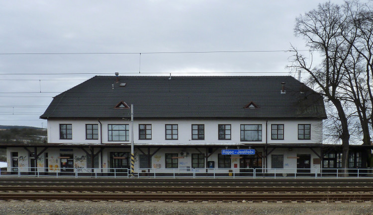 Další vyhaslý život na železnici. Rychlík srazil člověka na Blanensku