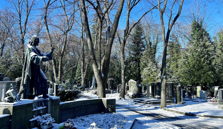 Vyšehradský hřbitov zůstává zavřený. Náledí tam bez posypu drží déle než jinde