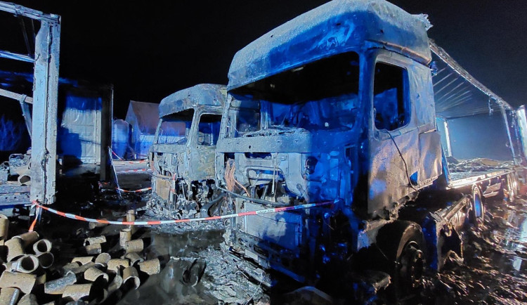 Rozsáhlý požár kamionů na Znojemsku zaměstnal hasiče až do noci