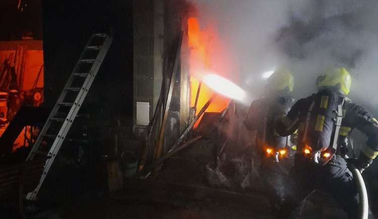 Při požáru dílny v Dětřichově se tři lidé zranili, hasiči jednoho zachránili